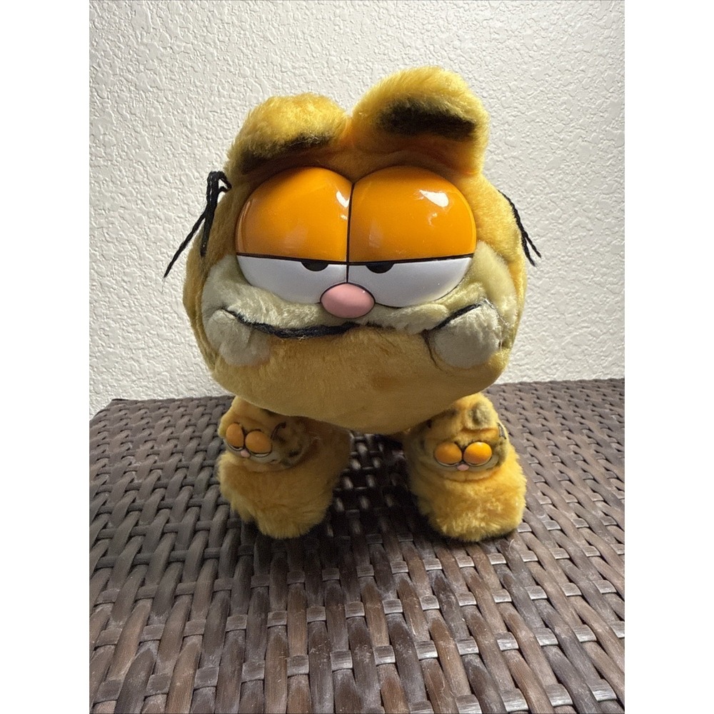 Vintage Garfield Plush Wearing Garfield Slippers Dakin 1981 Cat